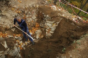 Zakrývanie archelogickej sondy zeminou