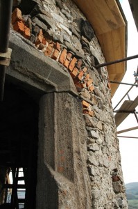 Veža - múr, okenný otvor, podľad strechy